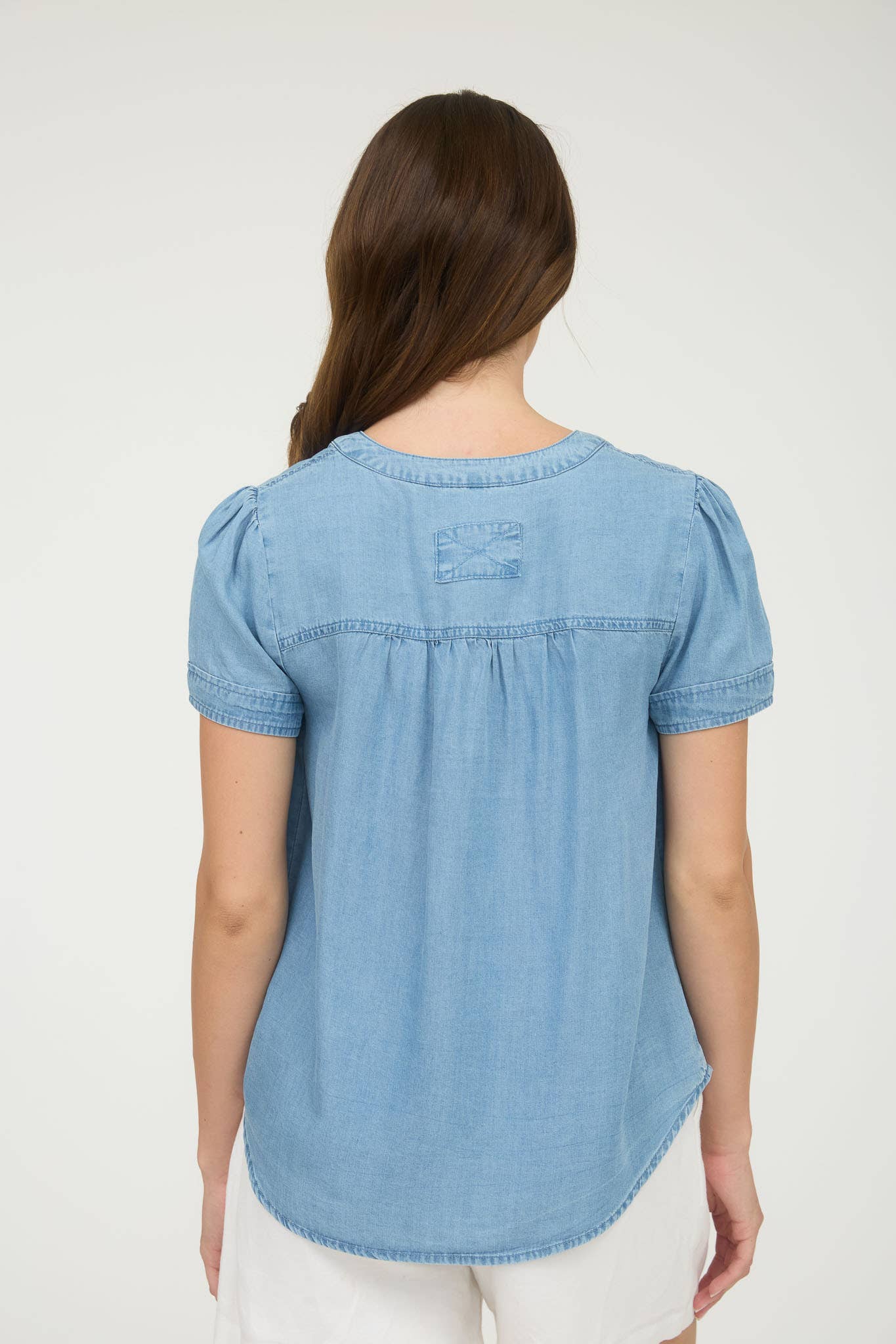 BLOUSE | CHAMBRAY HALF BUTTON YOKE DETAIL