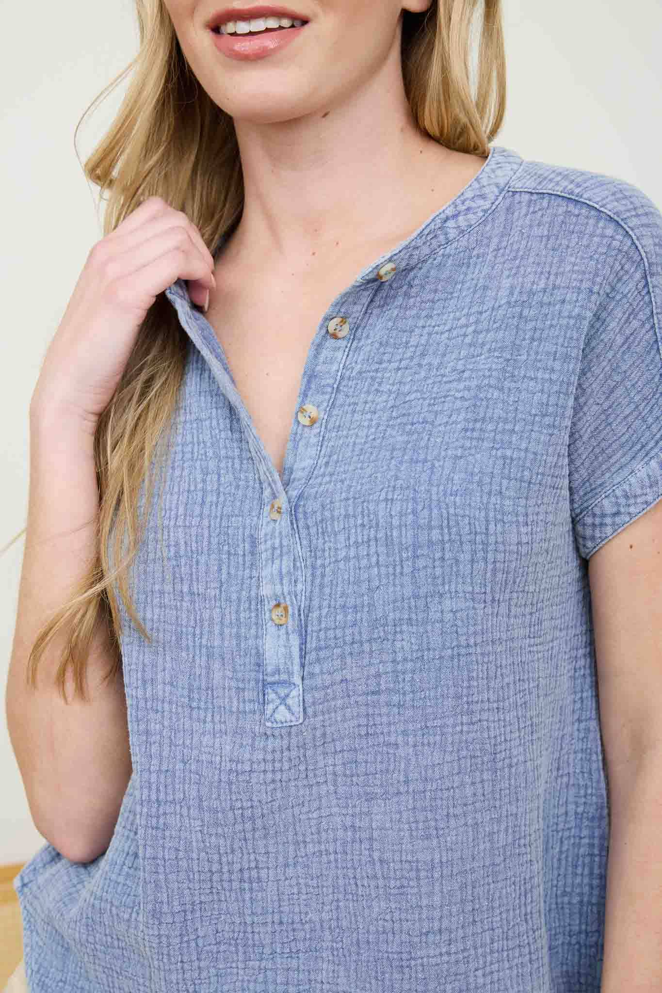 COTTON GAUZE TOP | SHORT SLEEVE HENLEY CHAMBRAY