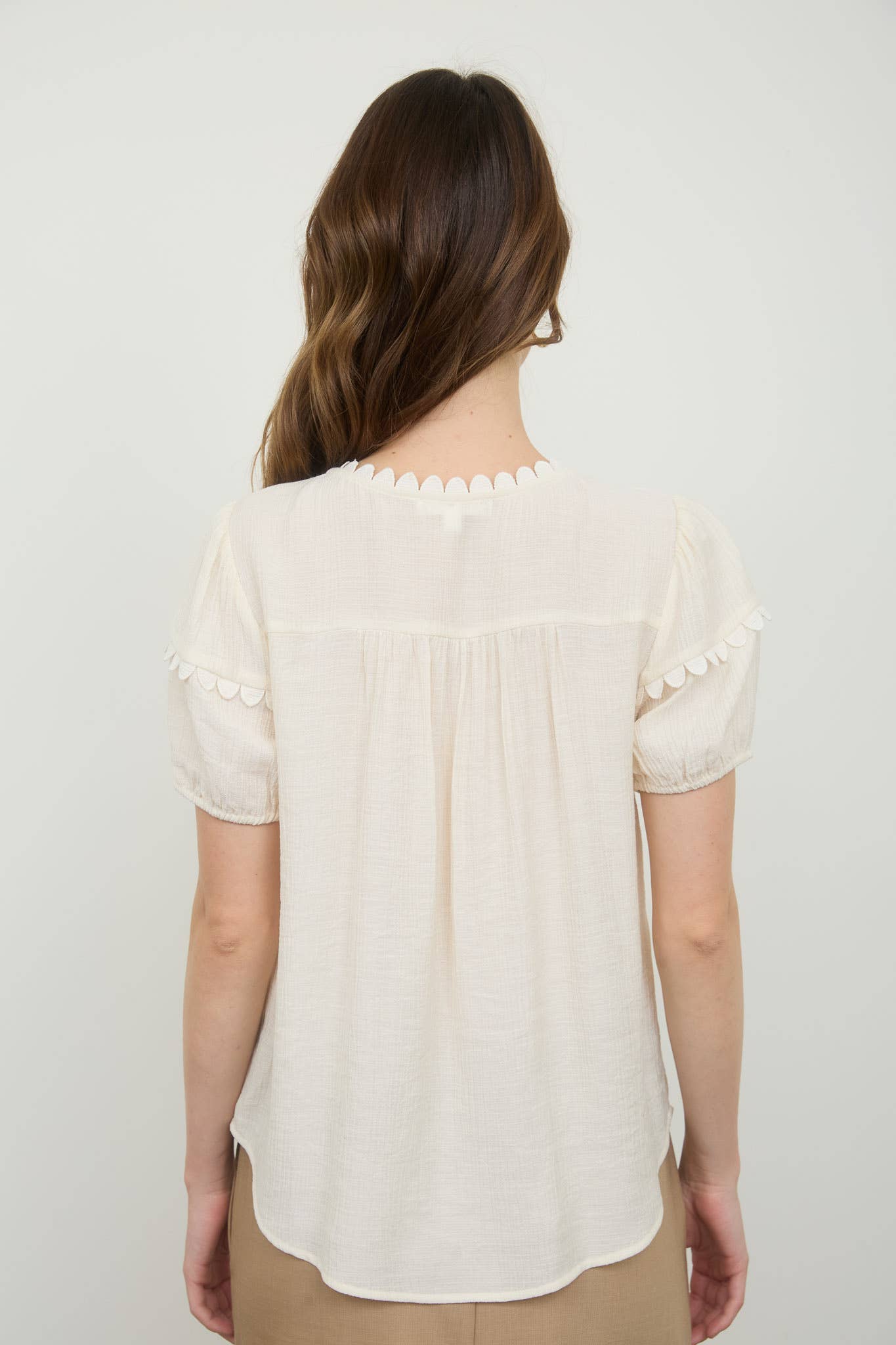 SCALLOP TRIM FRONT TIE DETAIL PUFF SLEEVE TOP: IVORY