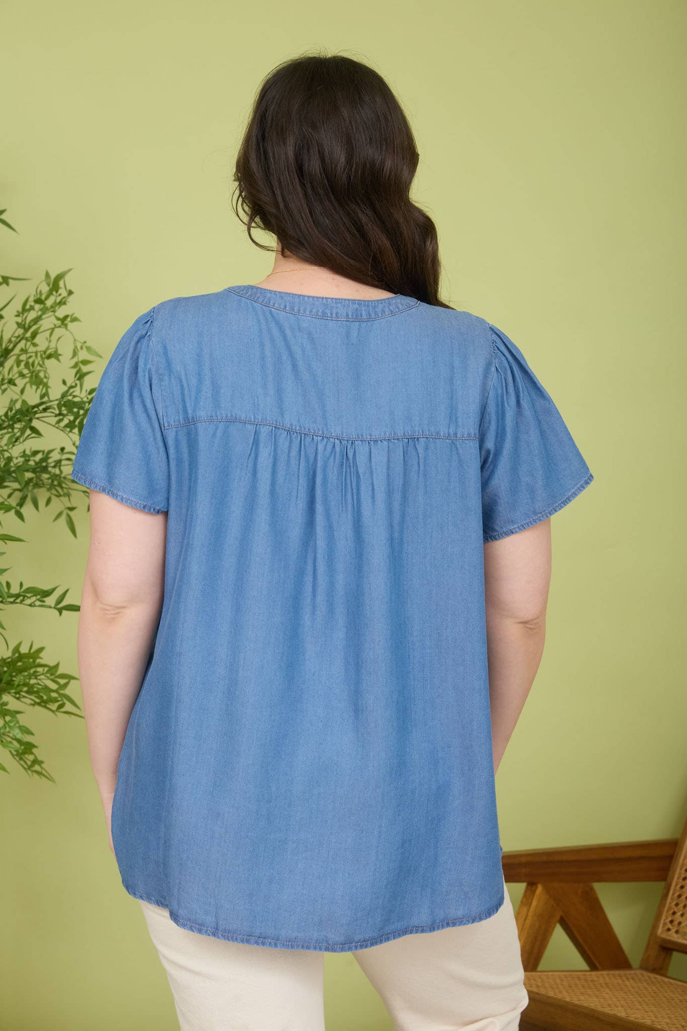 PLUS CURVY TOP | CHAMBRAY HALF BUTTON SHORT SLEEVE TOP