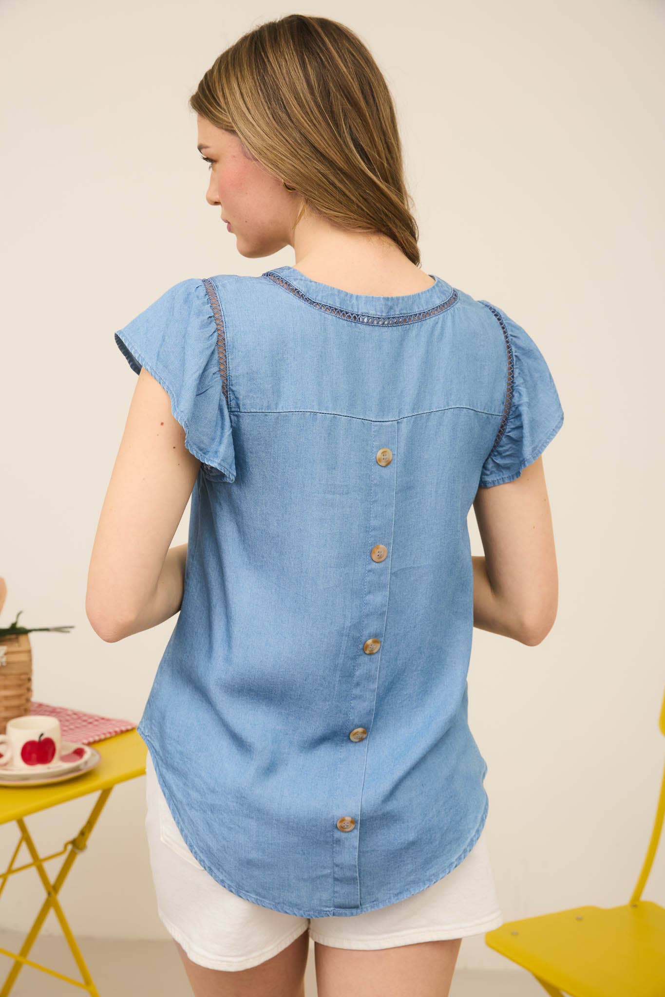 BACK BUTTON TOP | V NECK LACE TRIM