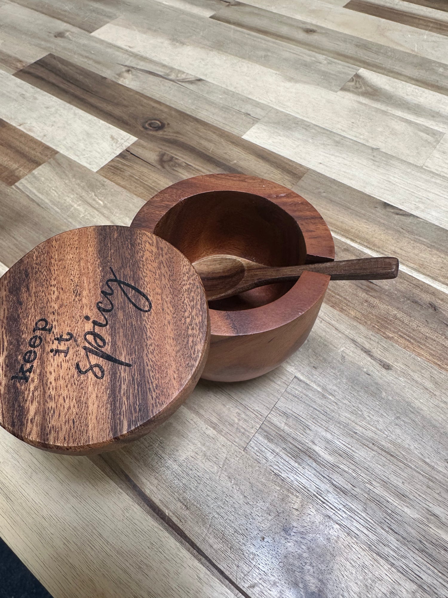 "Keep it spicy" I Engraved seasoning container with wooden spoon