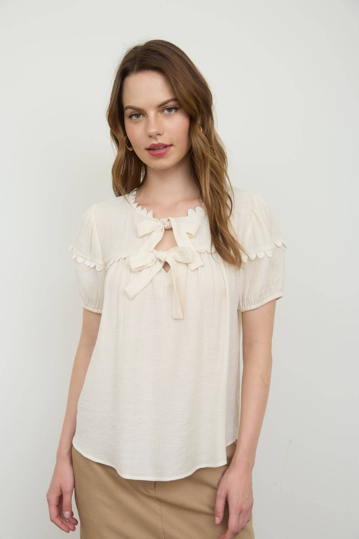 SCALLOP TRIM FRONT TIE DETAIL PUFF SLEEVE TOP: IVORY